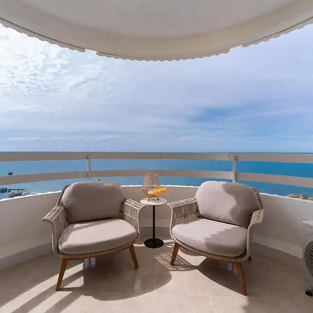 Lighthouse - Exclusive Sea View 180º, Pool, Parking 아파트